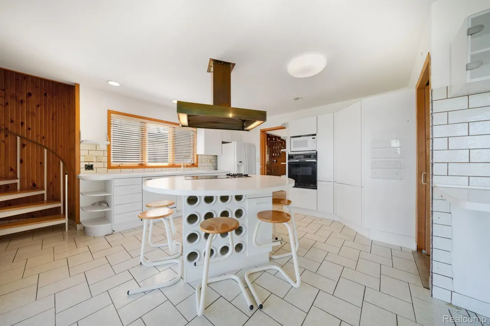 935 Stratton Drive Waterford Charter Township, MI 48328