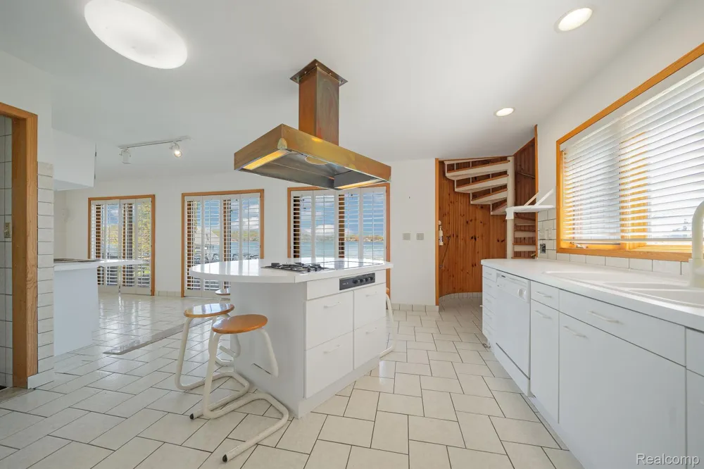 935 Stratton Drive Waterford Charter Township, MI 48328
