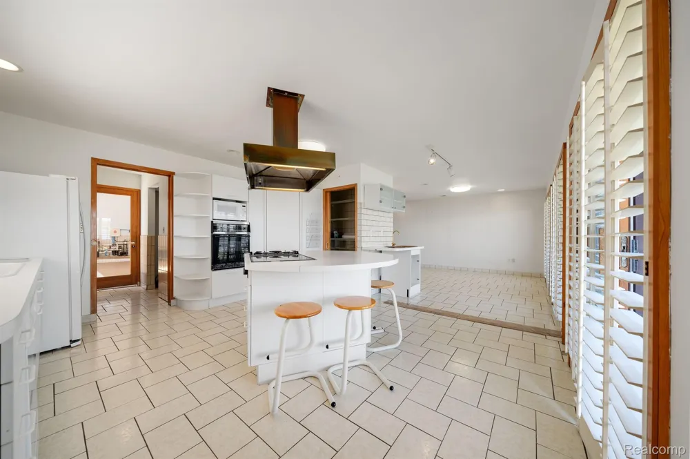 935 Stratton Drive Waterford Charter Township, MI 48328