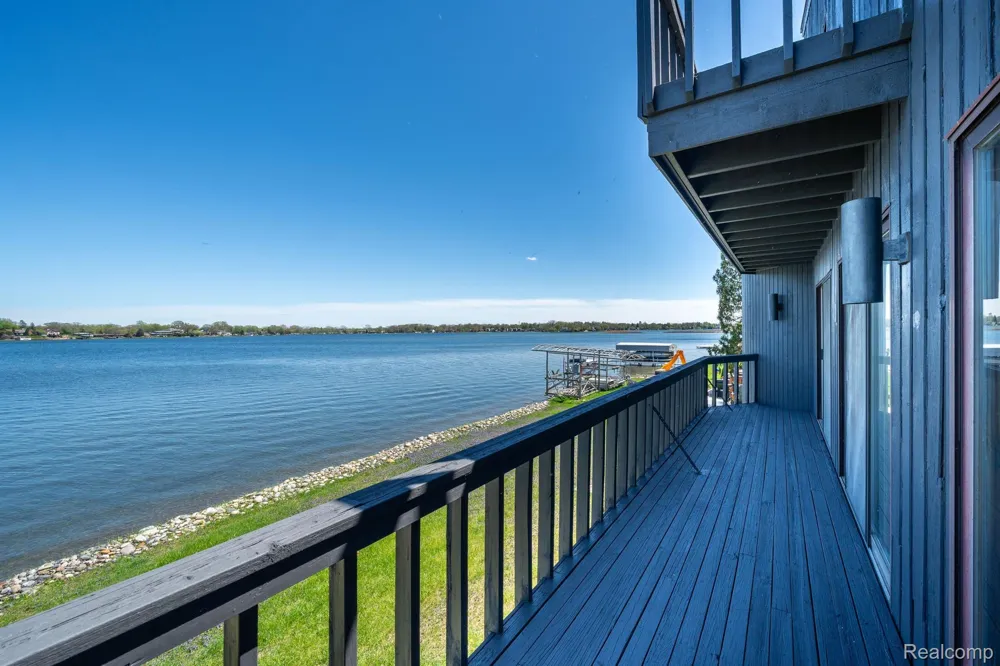 935 Stratton Drive Waterford Charter Township, MI 48328