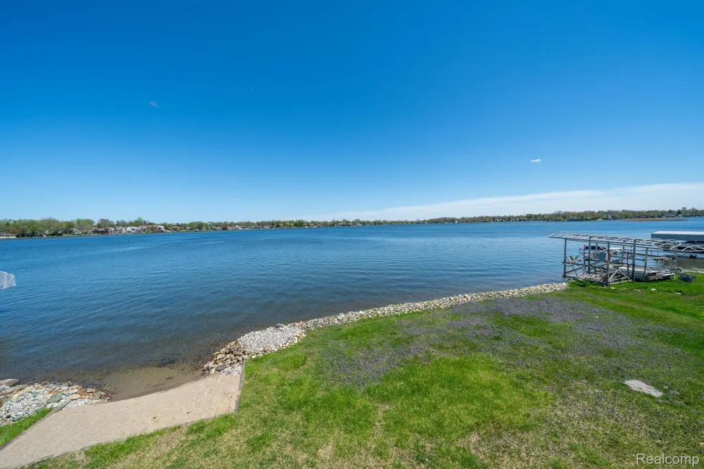 935 Stratton Drive Waterford Charter Township, MI 48328