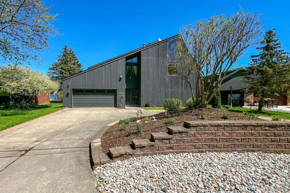 935 Stratton Drive Waterford Charter Township, MI 48328