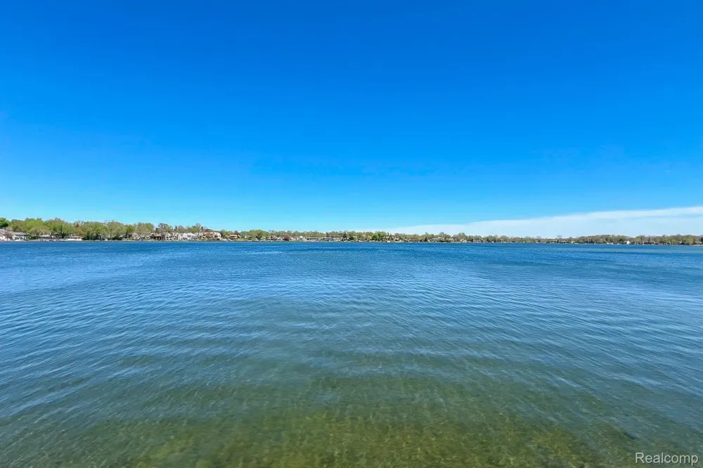 935 Stratton Drive Waterford Charter Township, MI 48328