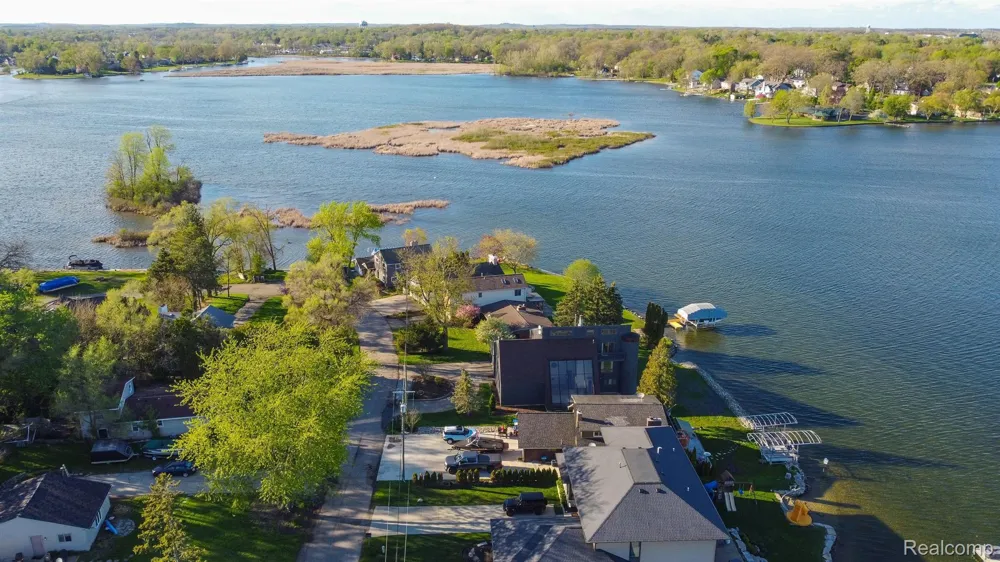 935 Stratton Drive Waterford Charter Township, MI 48328