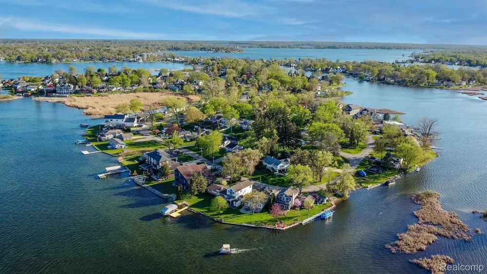 935 Stratton Drive Waterford Charter Township, MI 48328
