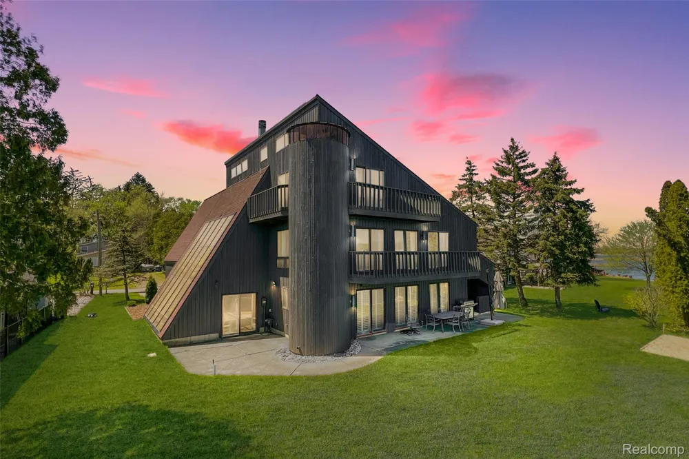 935 Stratton Drive Waterford Charter Township, MI 48328