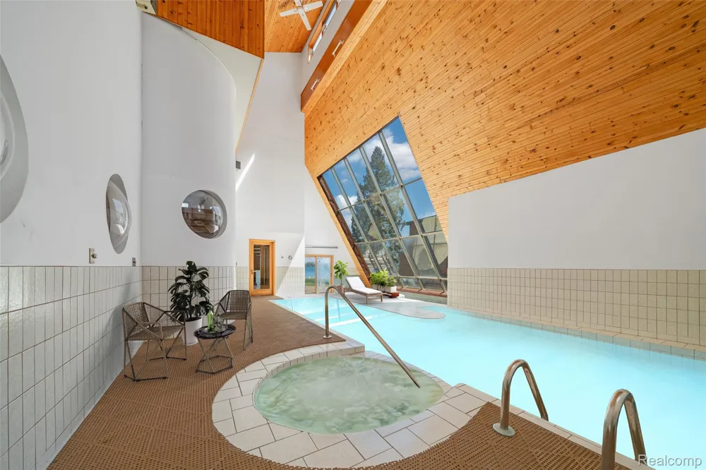 935 Stratton Drive Waterford Charter Township, MI 48328