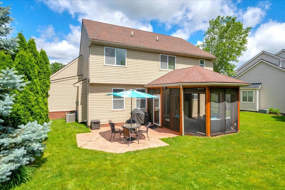 760 Pembroke Drive Saline City, MI 48176