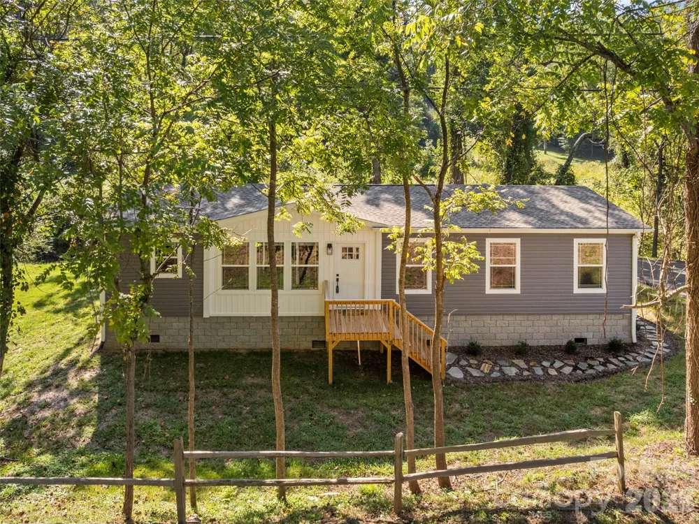 2095 Emmas Grove Road Fairview, NC 28730