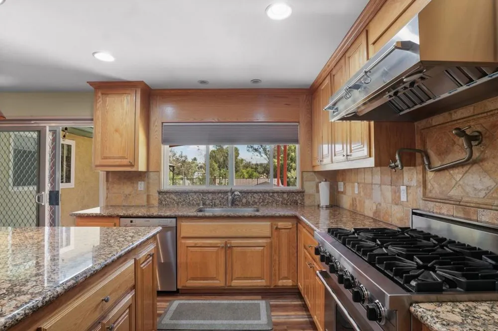 12651 Ridgeton Lakeside, CA 92040