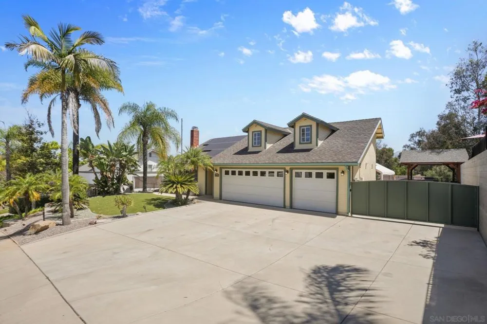 12651 Ridgeton Lakeside, CA 92040