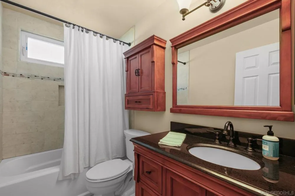 12651 Ridgeton Lakeside, CA 92040