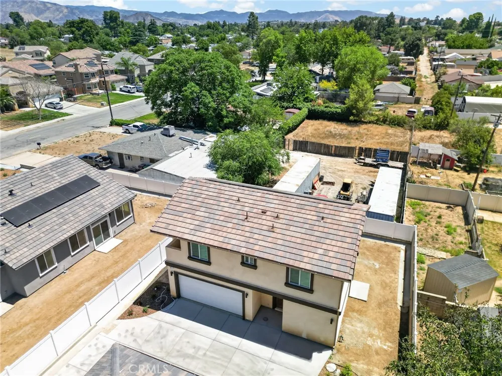 593 E 12th St #2 Beaumont, CA 92223