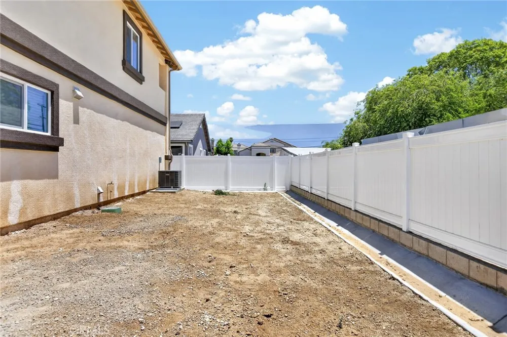 593 E 12th St #2 Beaumont, CA 92223