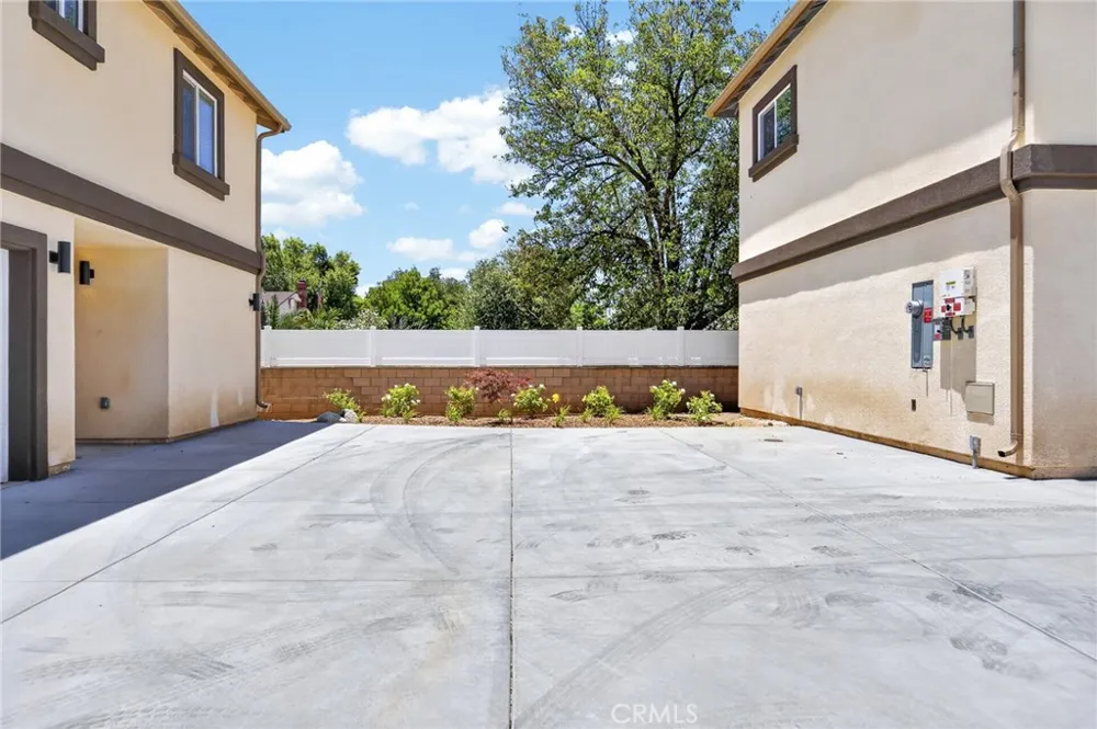 593 E 12th St #2 Beaumont, CA 92223