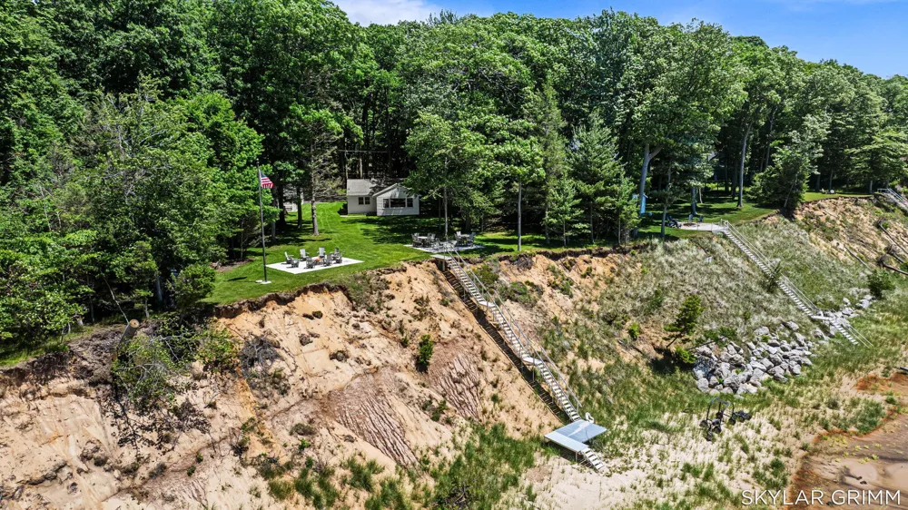 2121 Scenic Drive Laketon Township, MI 49445