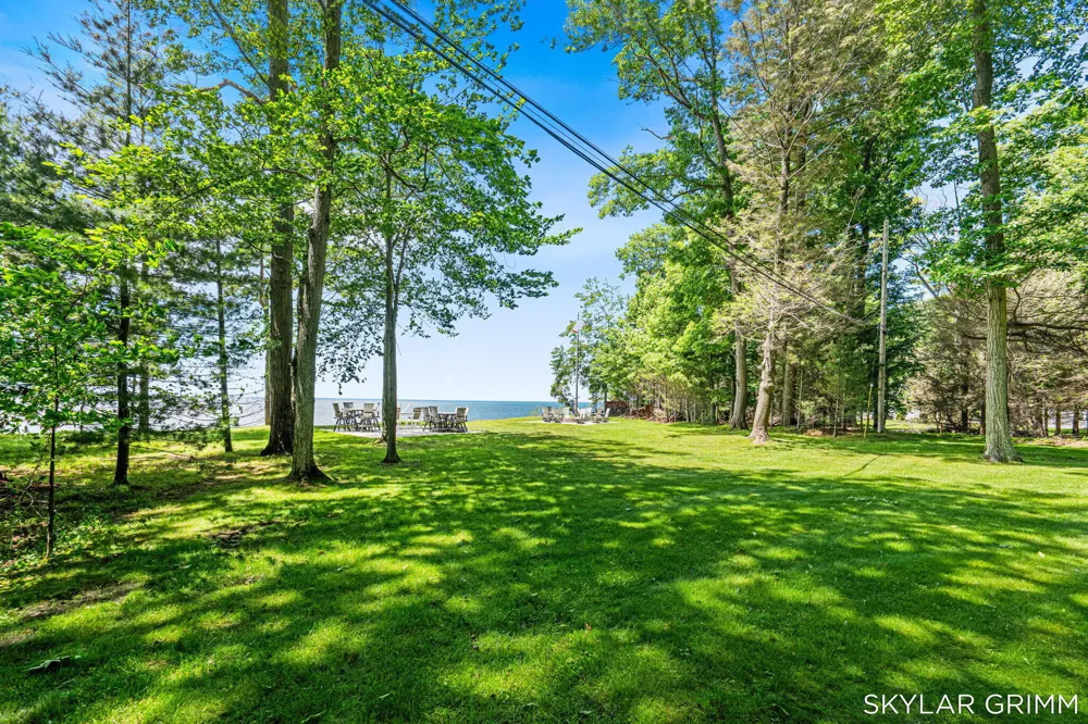 2121 Scenic Drive Laketon Township, MI 49445