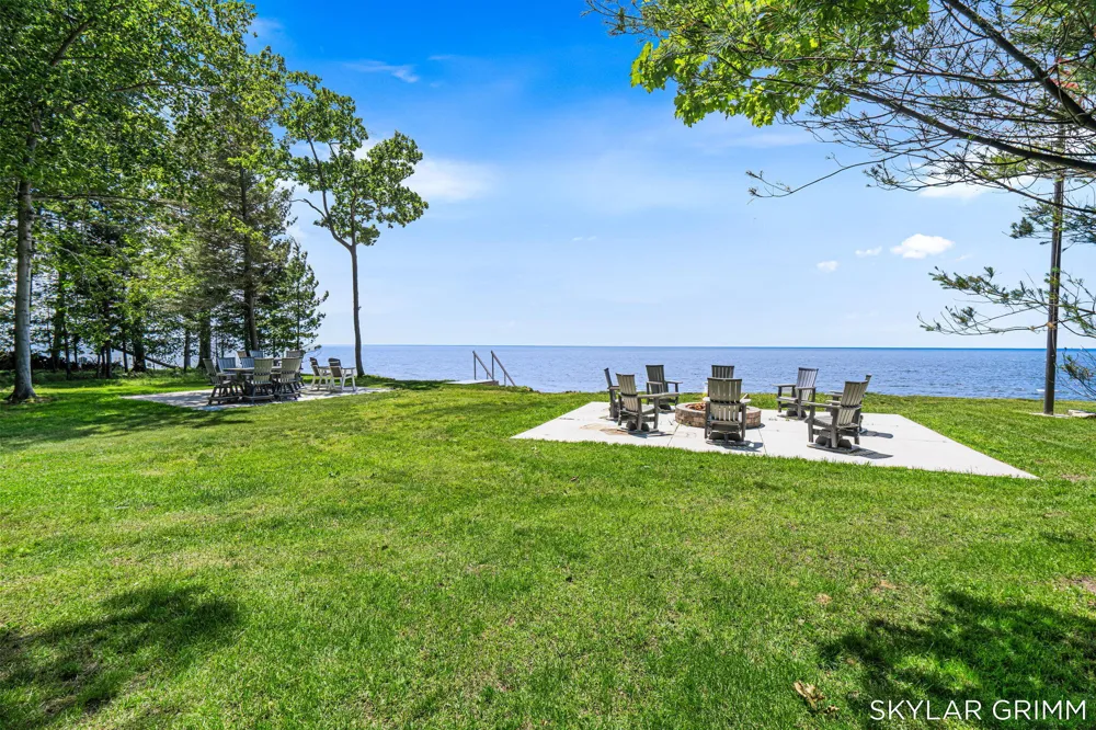 2121 Scenic Drive Laketon Township, MI 49445