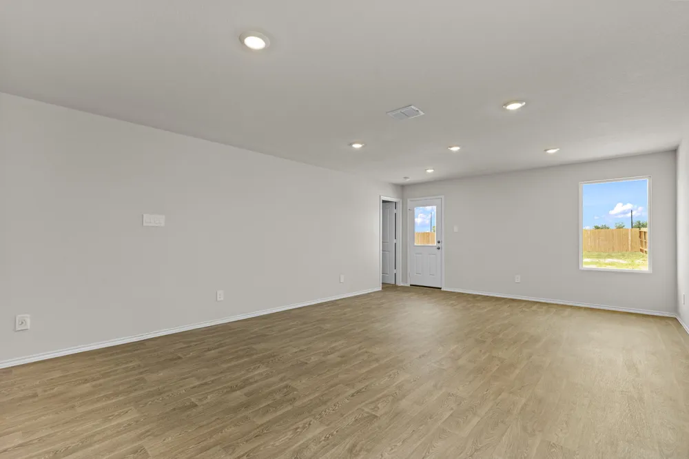 2203 Loganberry Lane Luling, TX 78648