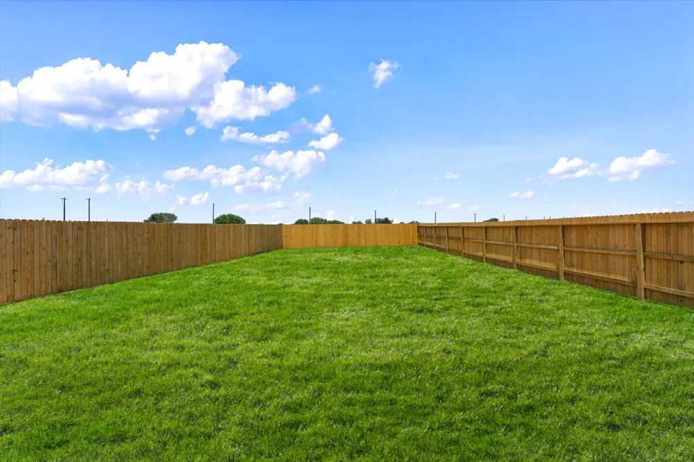 2203 Loganberry Lane Luling, TX 78648
