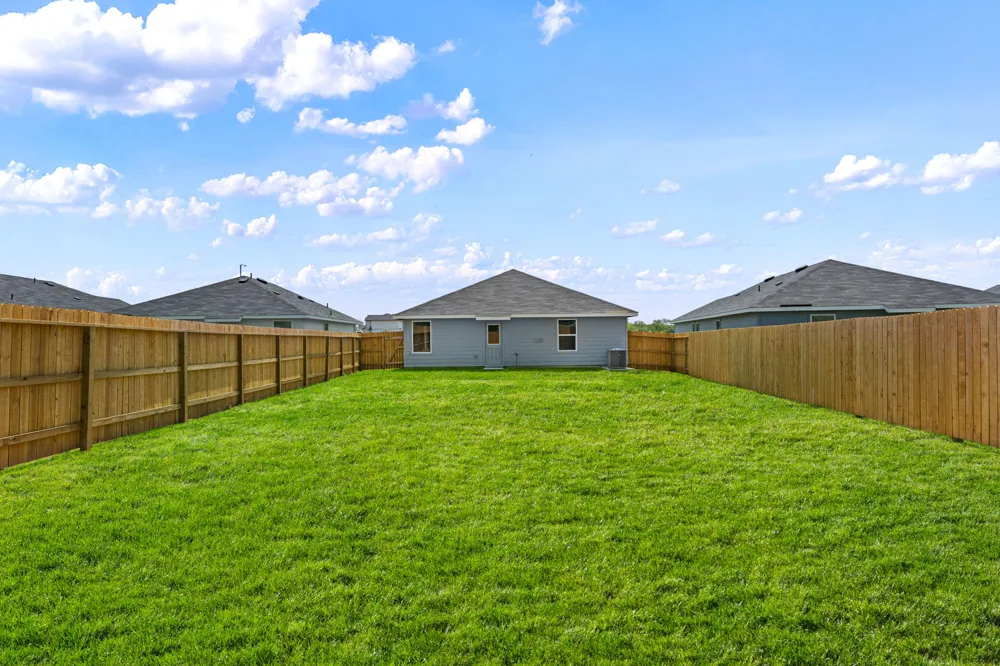 2203 Loganberry Lane Luling, TX 78648