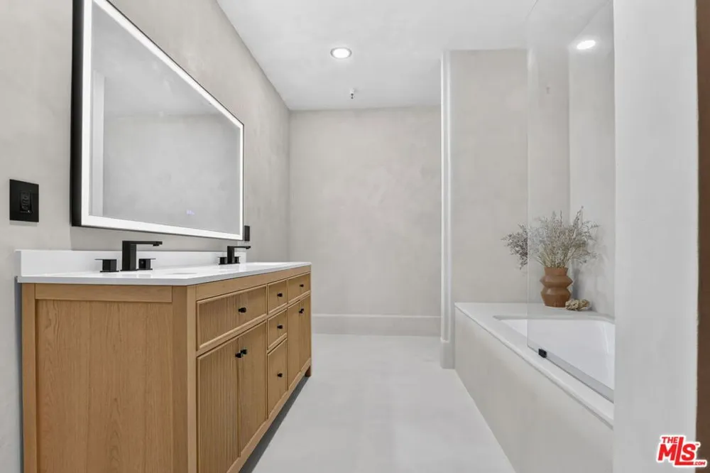 1645 Vine Street #411 Los Angeles, CA 90028