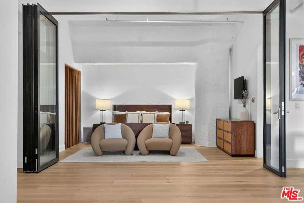 1645 Vine Street #411 Los Angeles, CA 90028