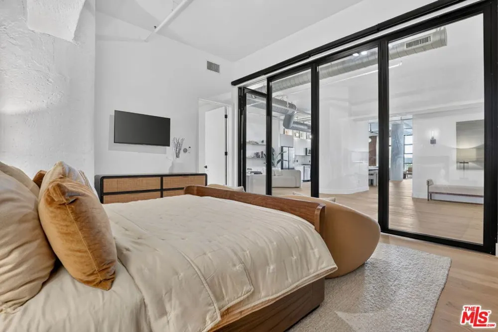 1645 Vine Street #411 Los Angeles, CA 90028
