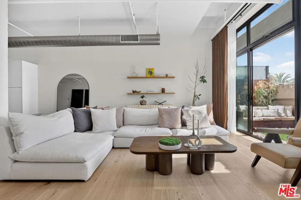1645 Vine Street #411 Los Angeles, CA 90028