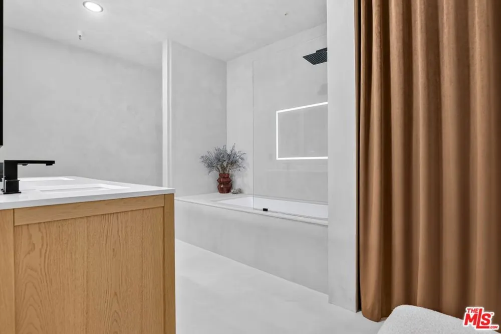 1645 Vine Street #411 Los Angeles, CA 90028