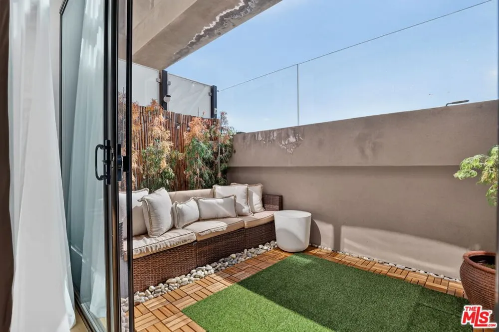 1645 Vine Street #411 Los Angeles, CA 90028
