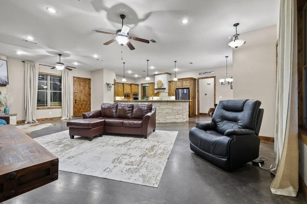 7106 County Road 4729 Commerce, TX 75428