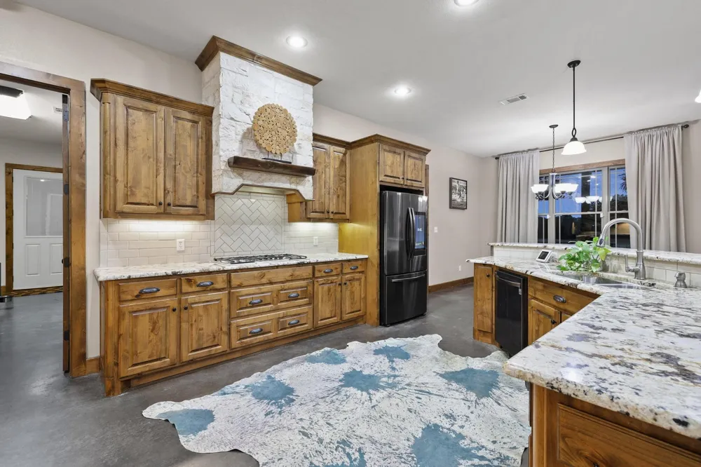 7106 County Road 4729 Commerce, TX 75428