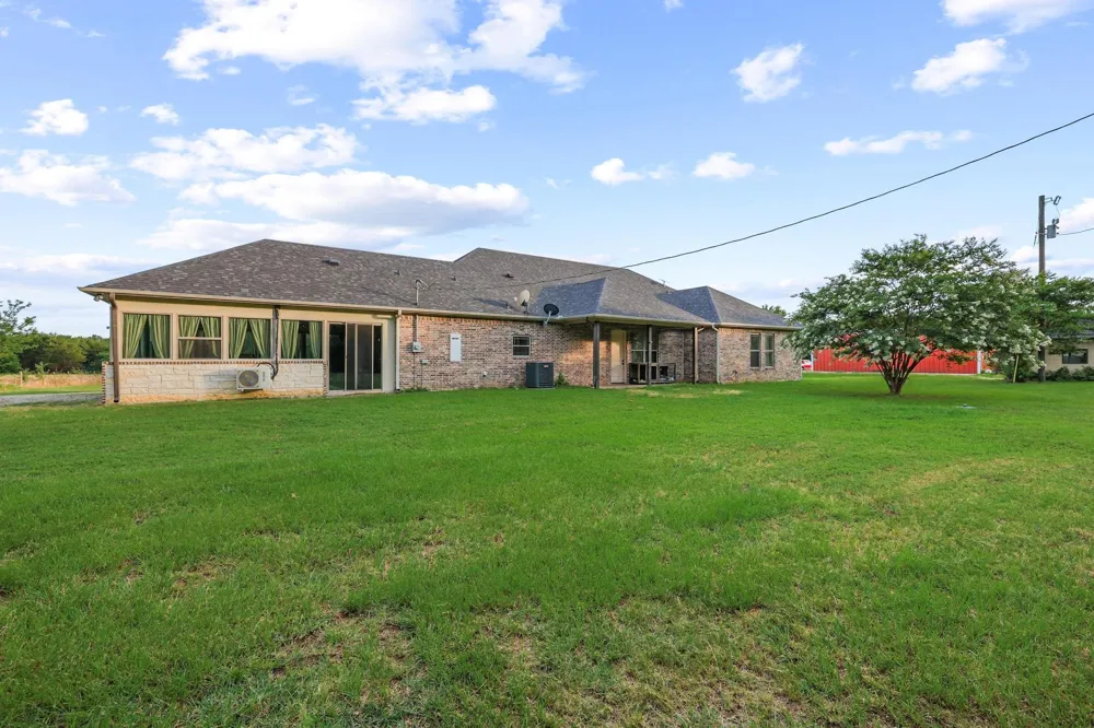 7106 County Road 4729 Commerce, TX 75428