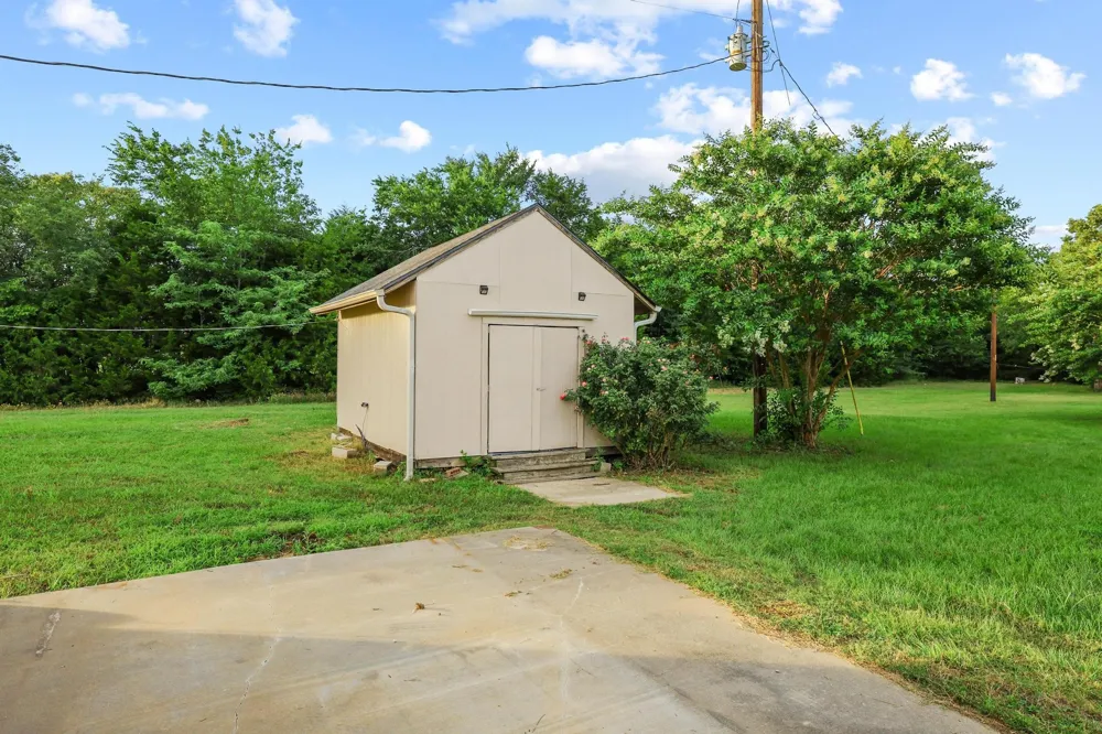 7106 County Road 4729 Commerce, TX 75428