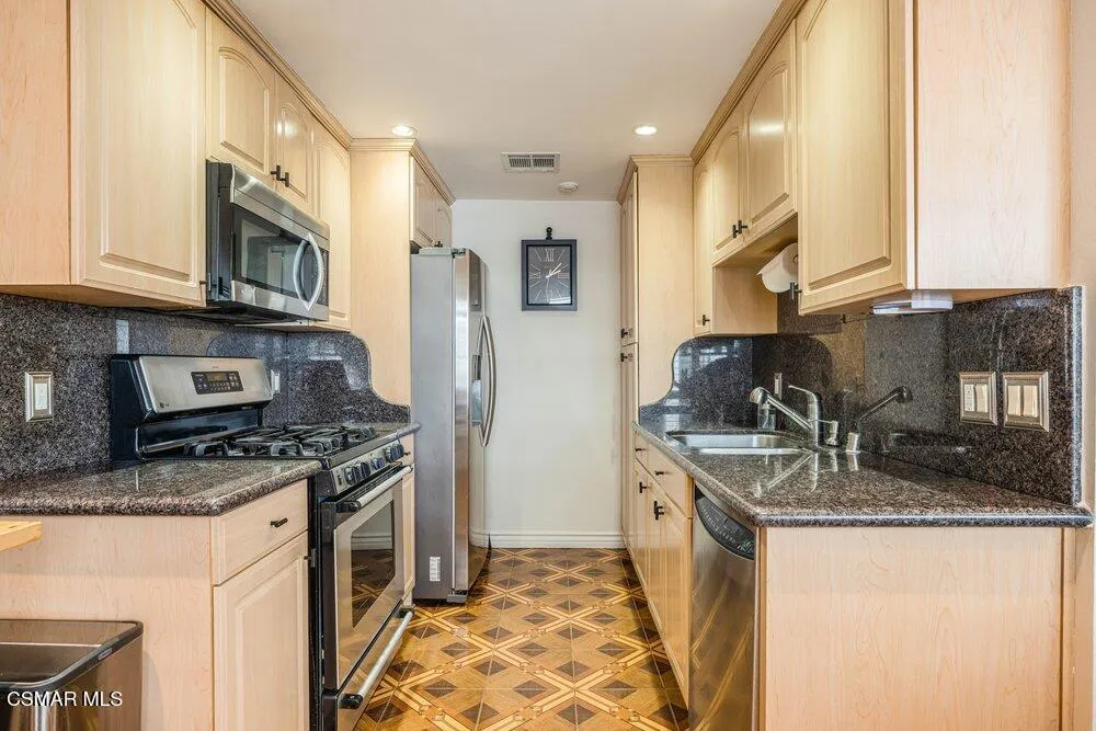18102 Burbank Boulevard #29 Tarzana, CA 91356