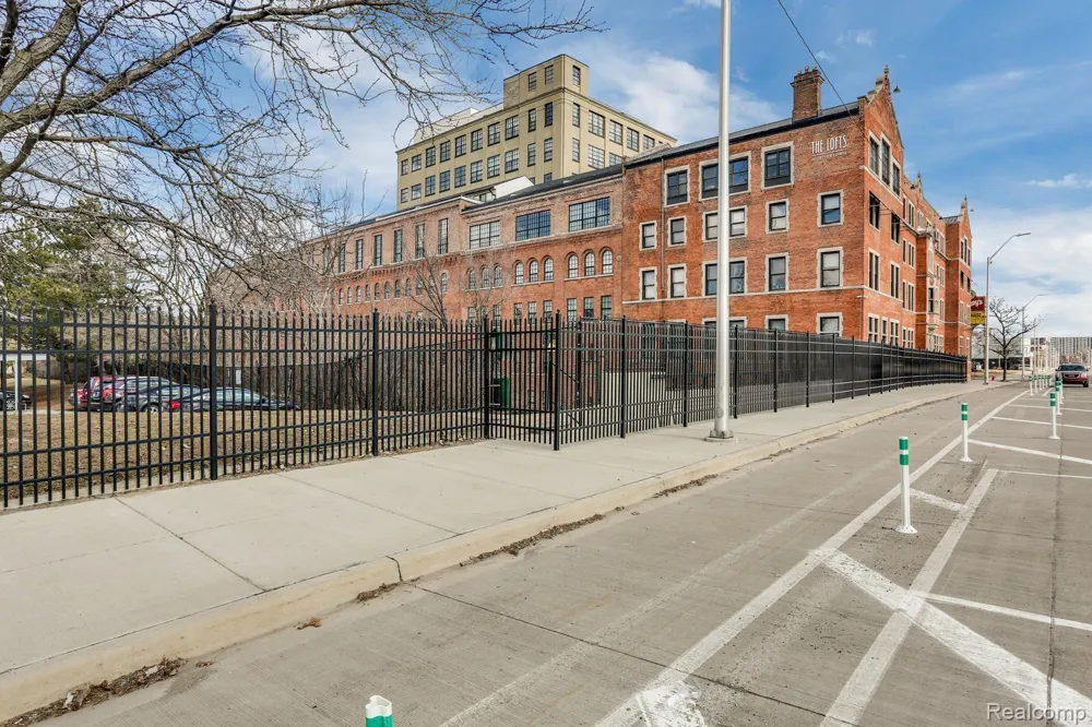 6533 E Jefferson #81 Avenue #326E Detroit City, MI 48207
