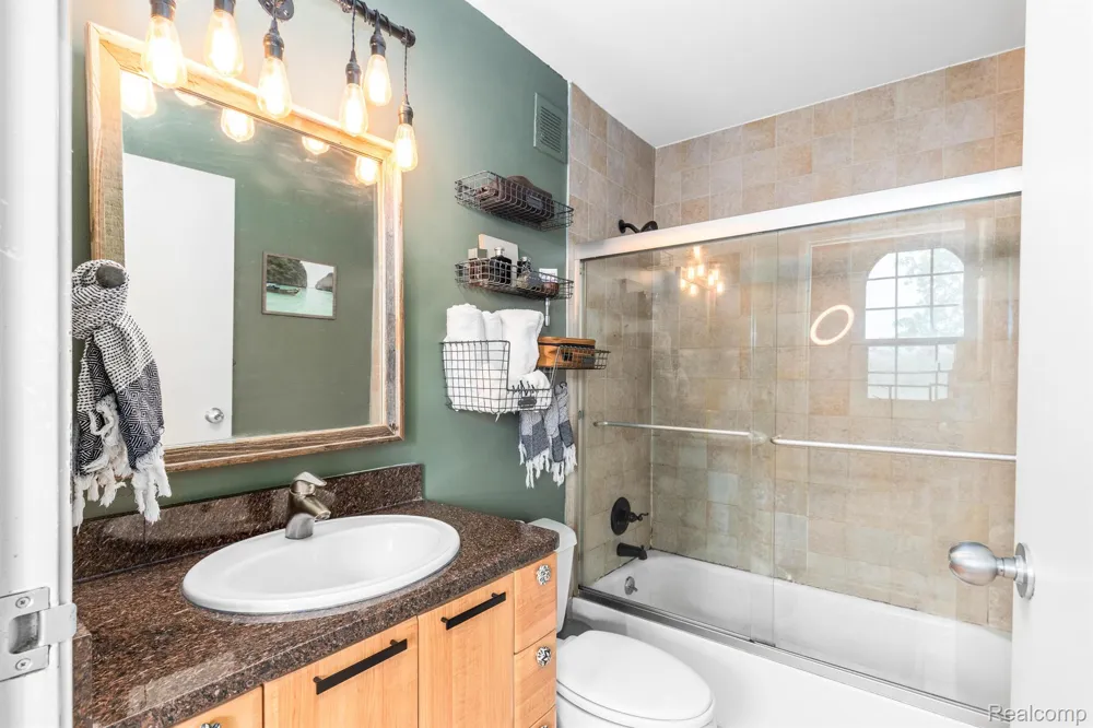 6533 E Jefferson #81 Avenue #326E Detroit City, MI 48207