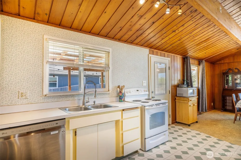 1856 Hoquiam Lane S Westport, WA 98595
