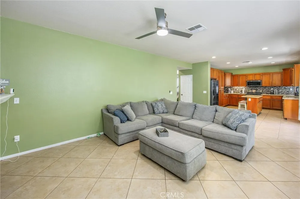 13633 Zircon Way Victorville, CA 02394