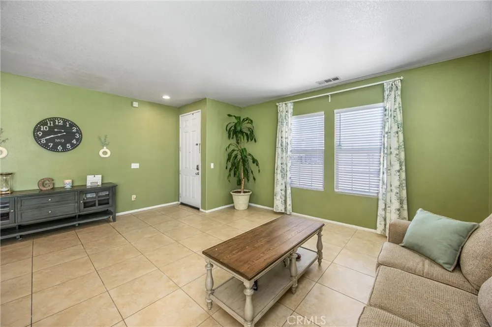 13633 Zircon Way Victorville, CA 02394