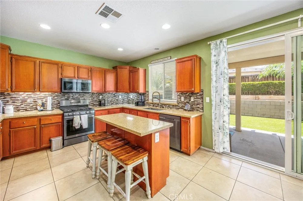 13633 Zircon Way Victorville, CA 02394