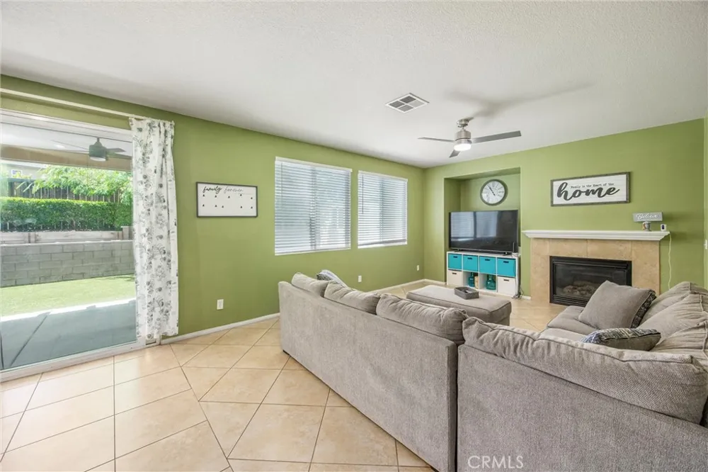 13633 Zircon Way Victorville, CA 02394