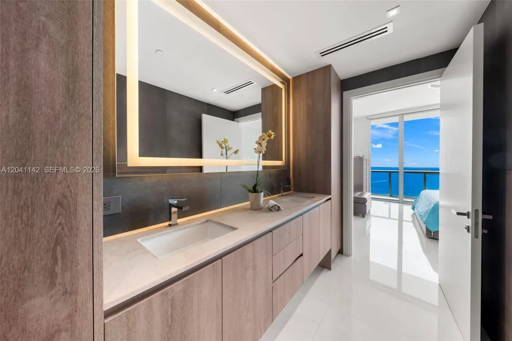 888 Biscayne Blvd #5404 Miami, FL 33132