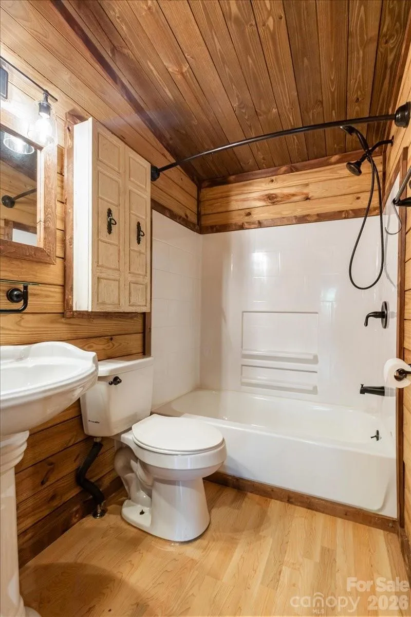 1050 Wyatt Town Road Burnsville, NC 28714