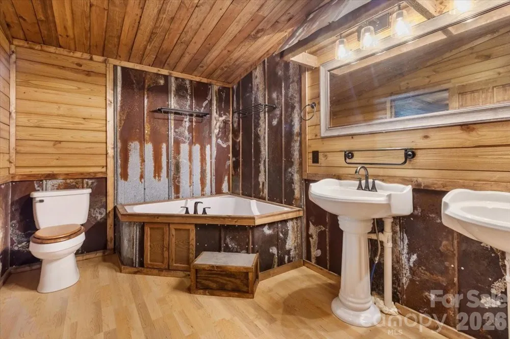 1050 Wyatt Town Road Burnsville, NC 28714