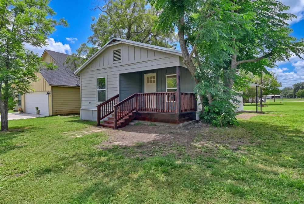 709 S Polk Street Giddings, TX 78942