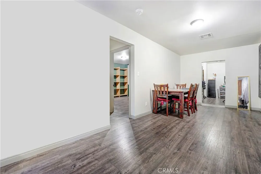 21006 Cohasset Street Canoga Park, CA 91303