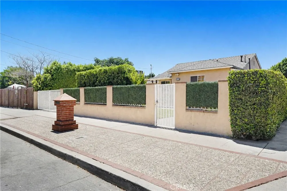 21006 Cohasset Street Canoga Park, CA 91303