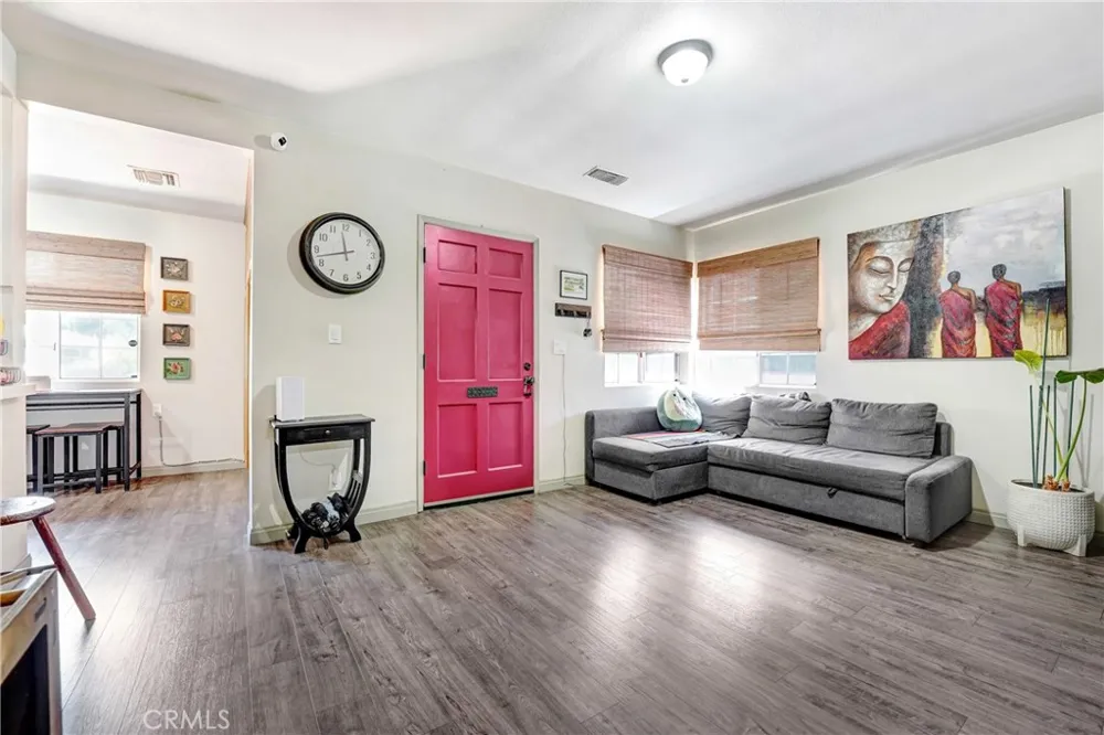 21006 Cohasset Street Canoga Park, CA 91303